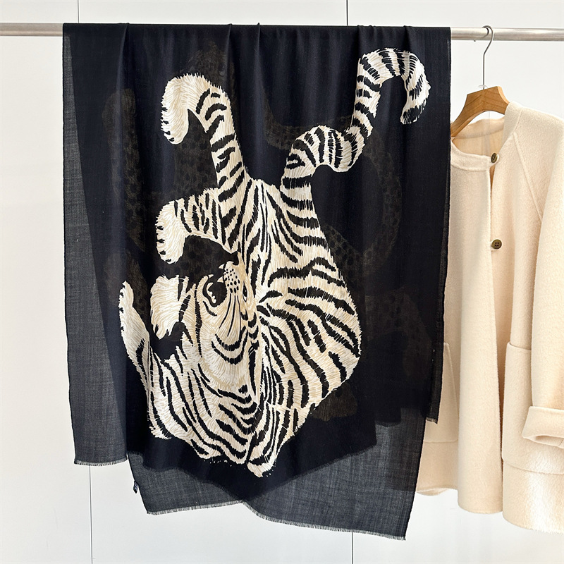 Lion Print Tassels Cashmere Lu - Winter Clothing Hong Kong 评论和价格